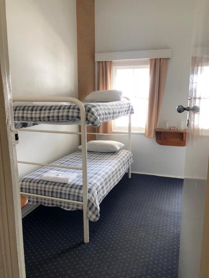 Pacific Hotel Ямба Екстериор снимка