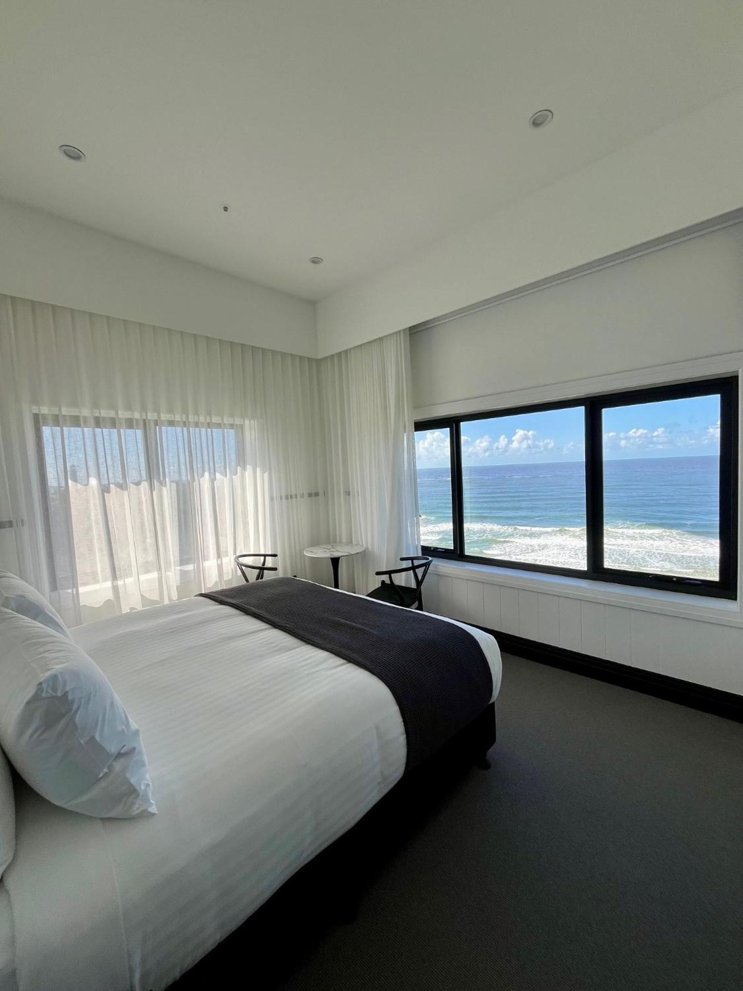 Pacific Hotel Ямба Екстериор снимка