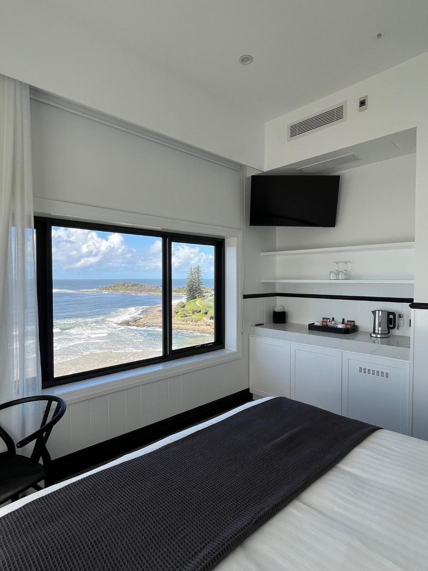 Pacific Hotel Ямба Екстериор снимка