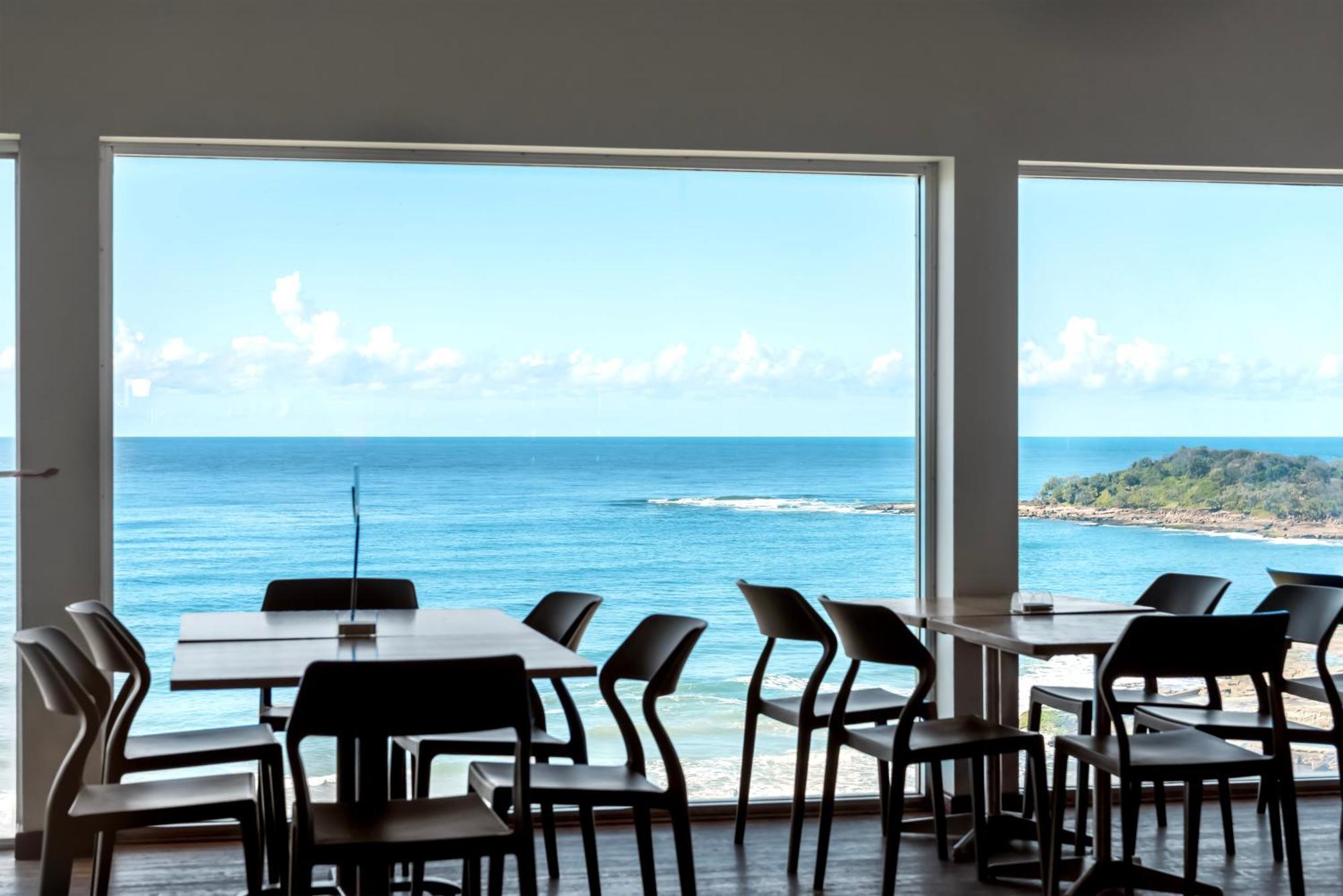 Pacific Hotel Ямба Екстериор снимка