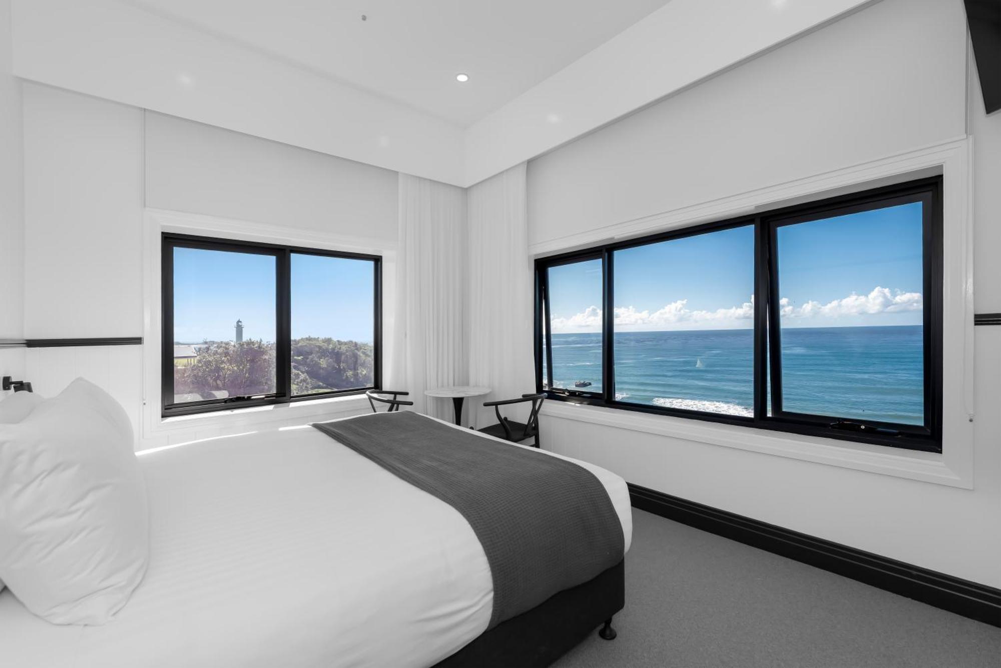 Pacific Hotel Ямба Екстериор снимка