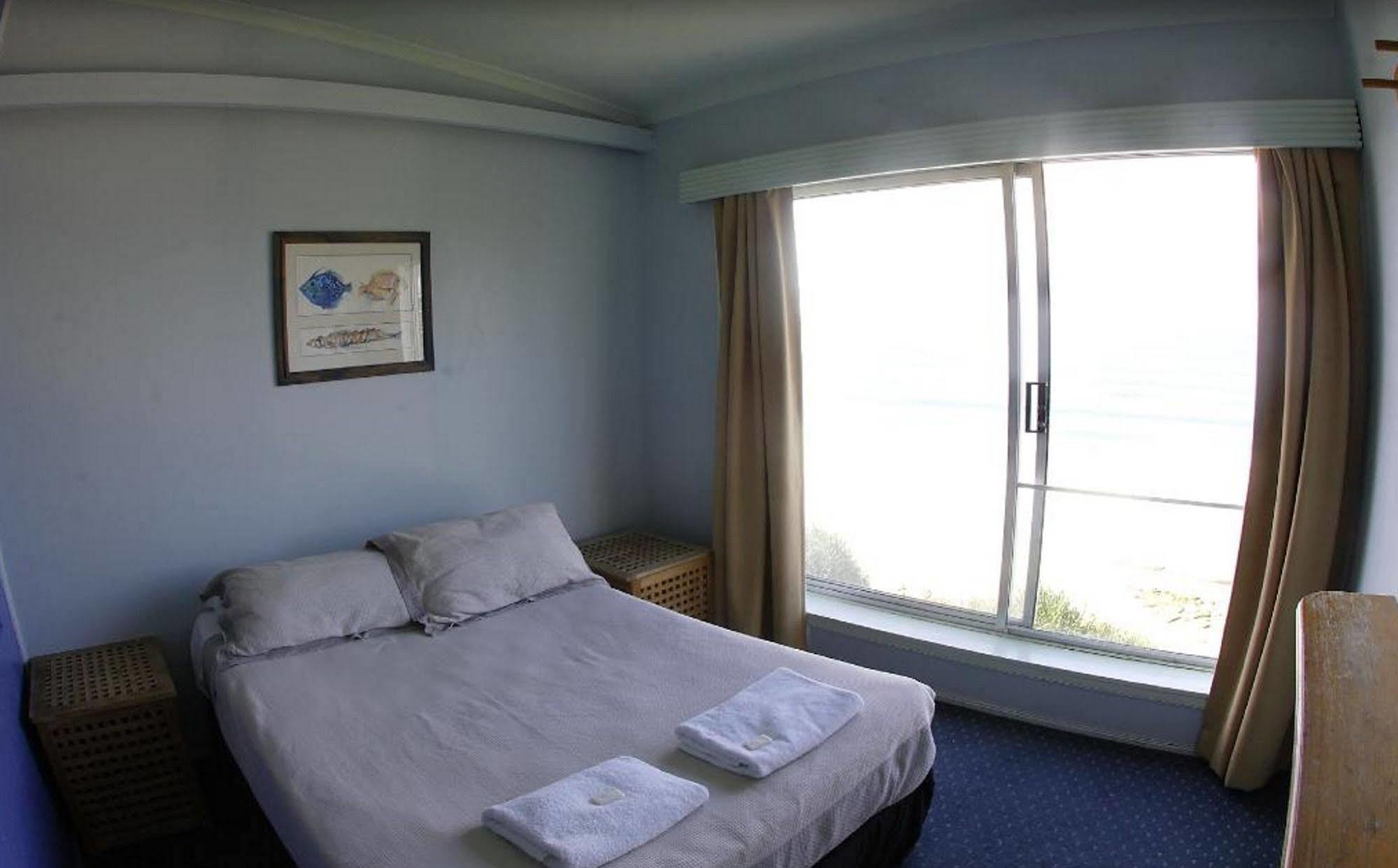Pacific Hotel Ямба Екстериор снимка