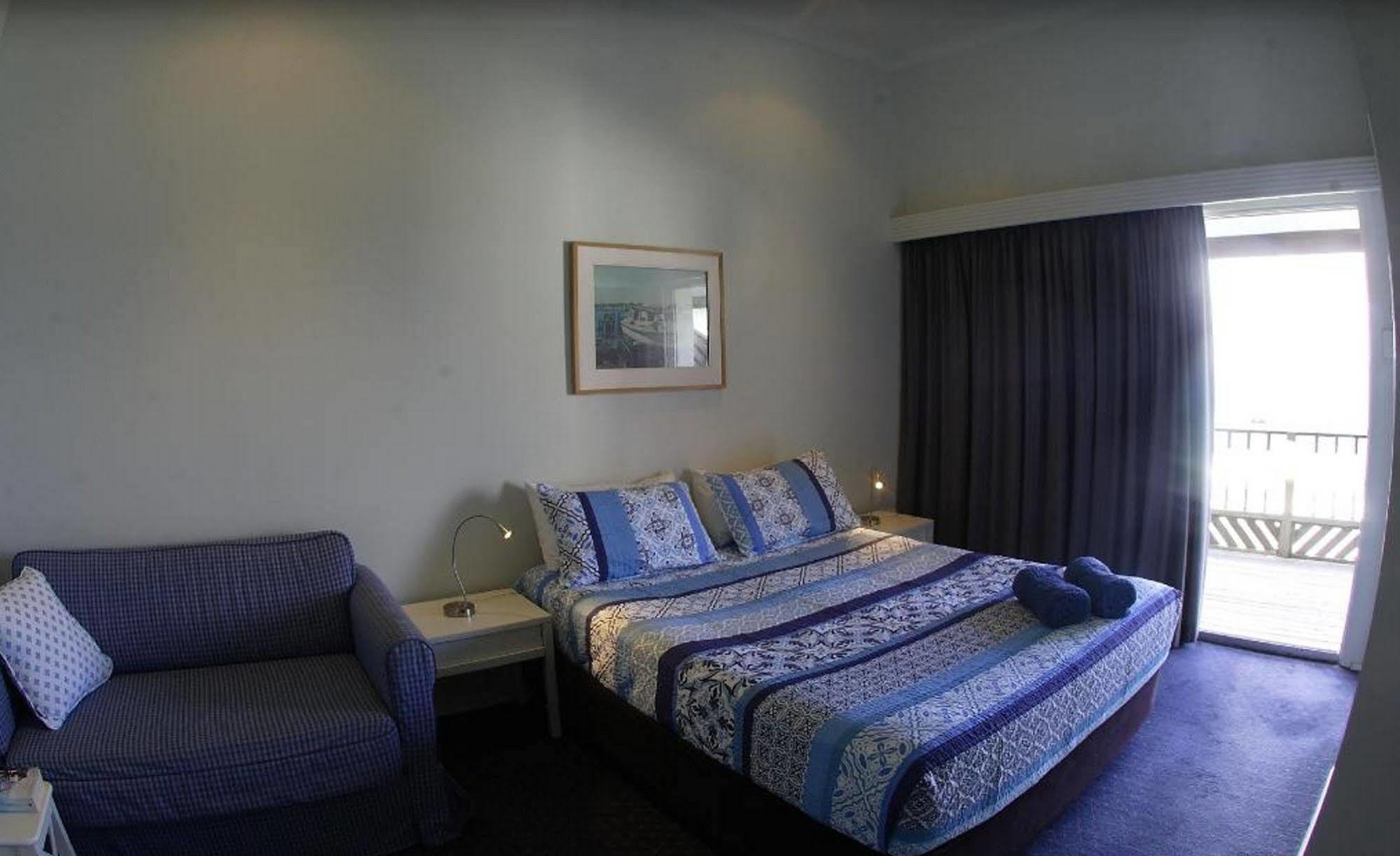 Pacific Hotel Ямба Екстериор снимка